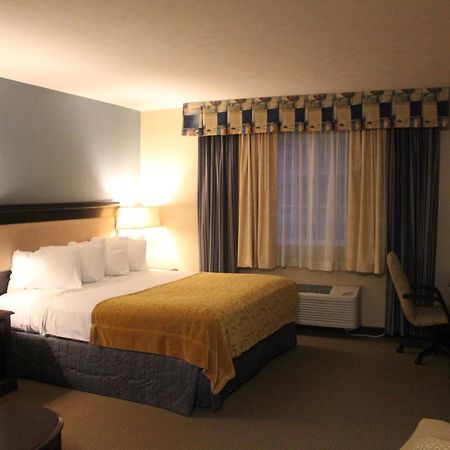 Green Acres Hotel Pittsfield Room photo